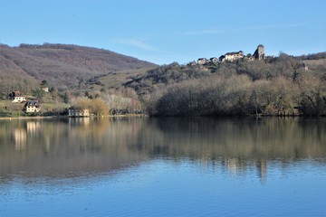 Fototapeta na wymiar Chasteaux,lac du Causse.