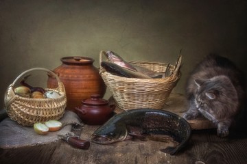 Obraz premium Still life with catfish and frightened young kitty