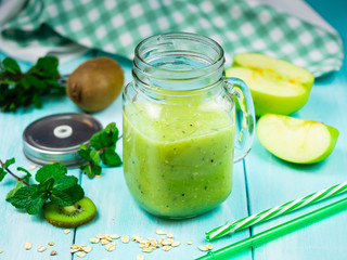 smoothie with kiwi and apple