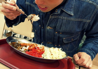 カレーを食べる男性