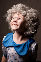 zahnloses kind als oma verkleidet