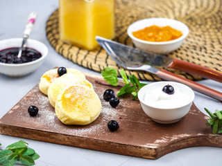 Russian cheesecakes with jam