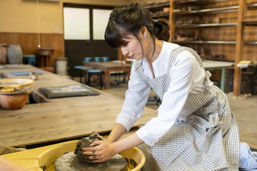 陶芸をする女性