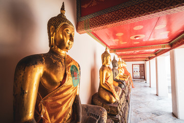 Buddha Statuen im Wat Pho Tempel - Bangkok, Thailand