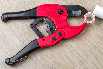 Special scissors for cutting plastic pipes