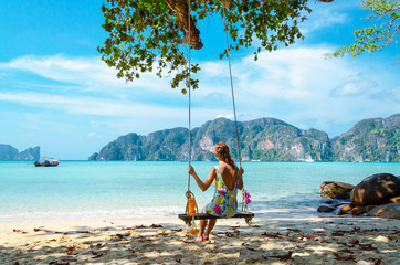 bella donna sul swing isola