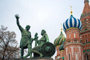 Fototapeta na wymiar monument to Minin and Pozharsky on Red Square in Moscow