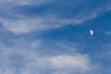 青い空と白い雲と月