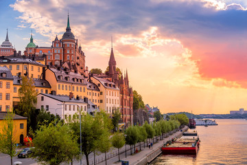 Stockholm, Schweden. Malerischer Sommersonnenuntergang mit buntem Himmel der Altstadtarchitektur im Stadtteil Södermalm.
