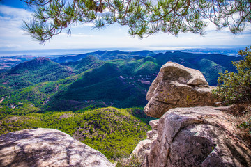 Paisaje de sendero arriba en la montaña