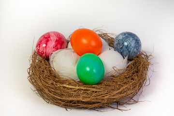 Happy Eastern - Frohe Osterferien, ein Körbchen mit bunten Eiern
