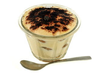 Ramequin de tiramisu avec une cuillère sur fond blanc 