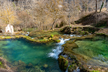 Cascadas verdes en Orbaneja