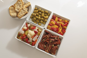 verdure sott'olio e sottaceto in ciotole di coccio bianco e crostini di pane altra versione da sopra