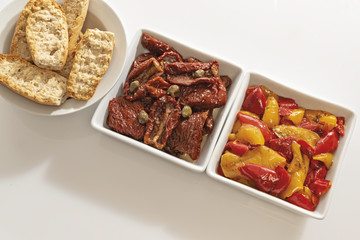 verdure sott'olio in ciotole di coccio bianco e crostini di pane altra versione da sopra