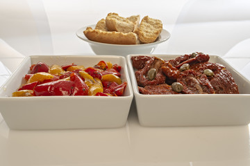 verdure sott'olio in ciotole di coccio bianco e crostini di pane fronte.jpg