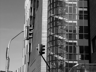 Ampelanlage vor moderner Architektur mit viel Glas im Stadtteil Bockenheim im Wewstend in Frankfurt...