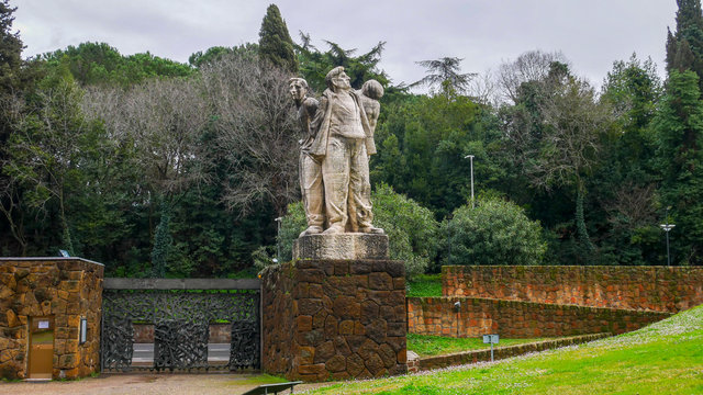 Monumento por la Masacre de las fosas Ardeatinas llevada a cabo el 24 de marzo de 1944 por las tropas de ocupaci&oacute;n de la Alemania nazi en Roma, Italia