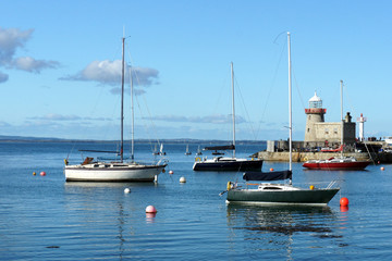Obraz premium Yachts and old lighthouse.