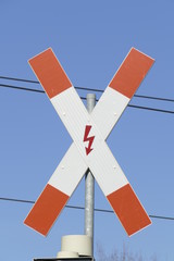 Gefahrzeichen Andreaskreuz vor einem Bahnübergang