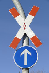 Gefahrzeichen Andreaskreuz vor einem Bahnübergang