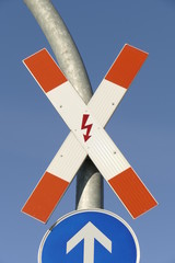 Gefahrzeichen Andreaskreuz vor einem Bahnübergang