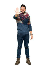 Naklejka premium Full-length shot of Hippie man counting five with fingers on isolated white background
