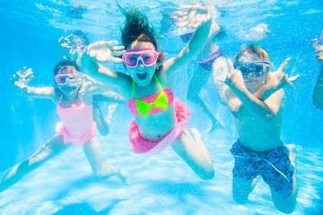 Obraz na płótnie Canvas Children swim in pool