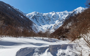 冬の一之倉沢から谷ヶ岳と一の倉岳