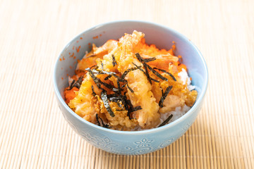 shrimps tempura rice bowl with shrimp egg and seaweed