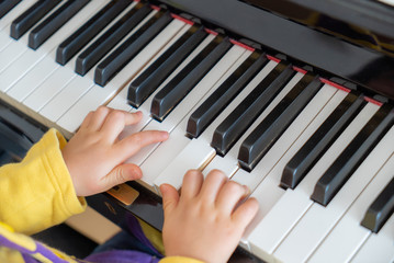 Obraz premium ピアノを弾く子供の手