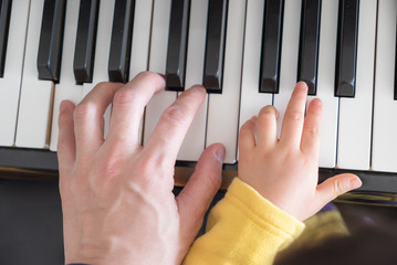 ピアノを弾く親子の手