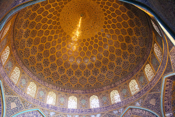 Fototapeta na wymiar Interior view of the dome of Sheikh Lotfollah Mosque in Isfahan, Iran