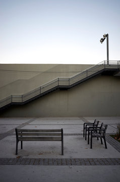 Beton Treppe f&uuml;hrt aussen auf Br&uuml;cke 