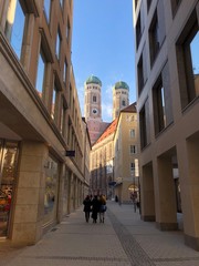 Fussgängerzone in der Münchner Altstadt mit Blick auf die Frauenkirche