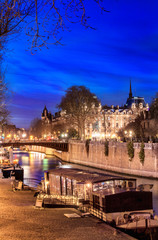 Fototapeta na wymiar Twilight over the Seine in Paris, France