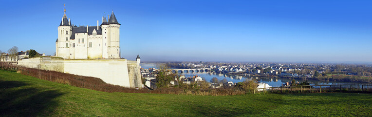 Saumur et sont château dominant la Loire