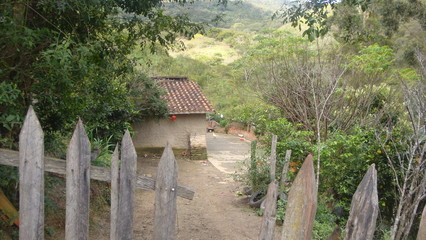 Fototapeta na wymiar Casa o cabaña en el campo con teja colonial 