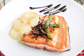 Salmon a la plancha con patatas y esparragos trigueros