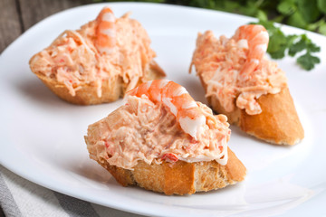 Pincho de gamba con ensaladilla