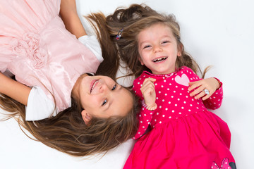 Bambine sorridenti sdraiate