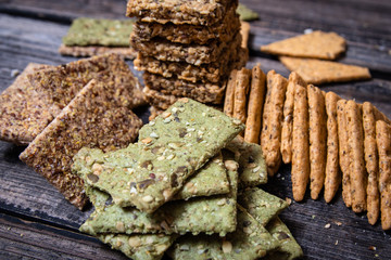 Integral crackers with healthy seeds: linseeds, chia, cracked pumpkin seeds, sunflower, sesame and spices with whole wheat flour