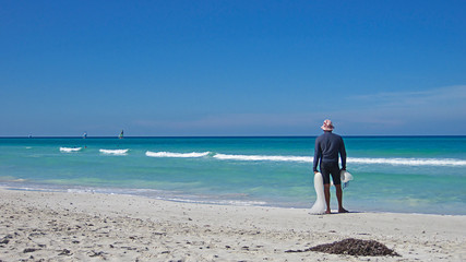 einsamer Fischer am Strand