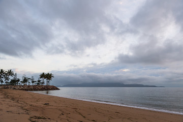 Strandabschnitt bei diesigem, bewölktem Himmel