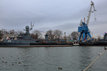 Fototapeta premium Ship in the Baltic Sea bay at the Baltiysk city embankment, Russia