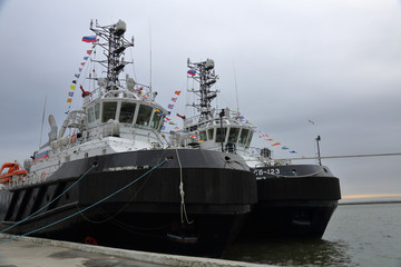 Naklejka premium Ship in the Baltic Sea bay at the Baltiysk city embankment, Russia