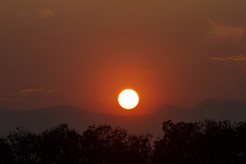 Fototapeta premium View images of the sun falling behind the mountains.