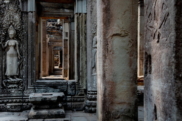 Fototapeta na wymiar Apsara an einer Tür in Angkor What, II