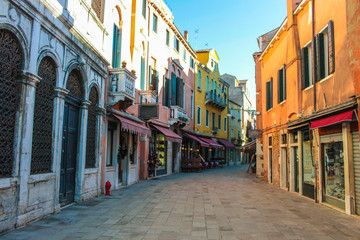 Fototapeta na wymiar Colorful narrow streets of Venice