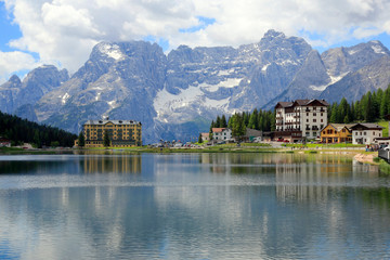 Fototapeta premium Misurinasee mit Sorapiss-Gruppe, Belluno, Dolomiten, Italien, Europa